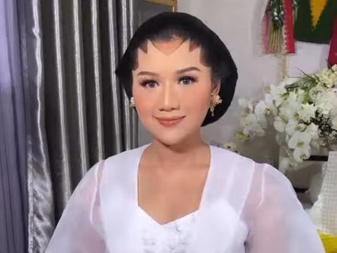 Gaya Erina Gudono saat midodareni