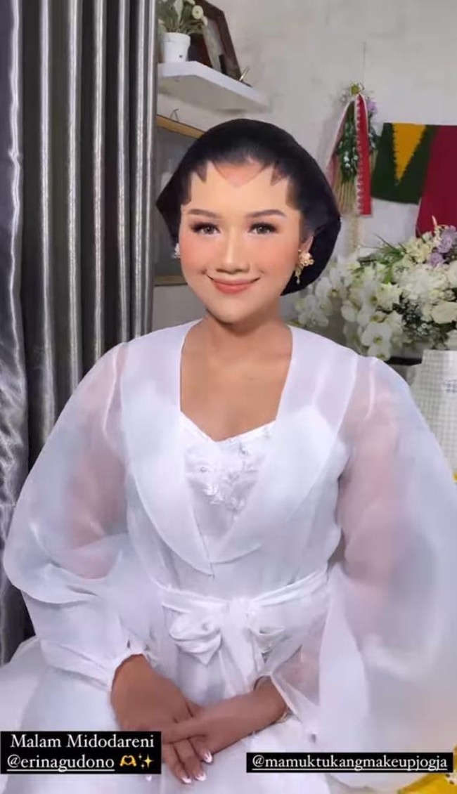 Puteri Indonesia DIY 2022 itu merupakan anak ketiga yang menikah lebih dulu dari dua kakaknya. Erina Gudono menyebut dia memberikan kain batik untuk kakak putra dan putrinya lengkap dengan bawahan batik. Foto: dok. Instagram @bennusorumba