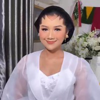 Puteri Indonesia DIY 2022 itu merupakan anak ketiga yang menikah lebih dulu dari dua kakaknya. Erina Gudono menyebut dia memberikan kain batik untuk kakak putra dan putrinya lengkap dengan bawahan batik. Foto: dok. Instagram @bennusorumba