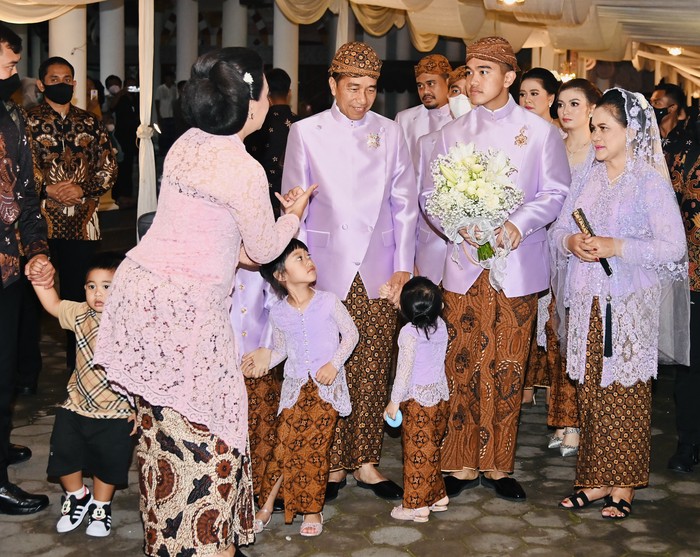 Gaya Keluarga Jokowi saat Midodareni Gaya Keluarga Jokowi saat Midodareni