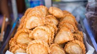 Gorengan satu ini populer di Singapura, kerap dikenal sebagai curry puff. Di Indonesia juga ada yang menyerupai, yaitu pastel dengan isian bihun dan sayuran. Foto: Getty Images/iStockphoto