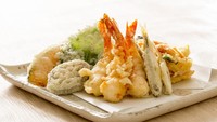 Gorengan asal Jepang ini mirip seperti twigim khas Korea. Tempura ini juga terdiri dari sayuran hingga udang. Dibalut tepung renyah dan disantap cocolan shoyu. Foto: Getty Images/iStockphoto