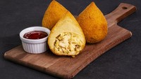 Negara Brasil juga memiliki gorengan populer bernama coxinha. Berupa kroket yang diberikan isian ayam suwir dan keju. Foto: Getty Images/iStockphoto