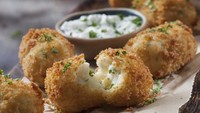 Ada juga gorengan bernama arancini di Italia. Gorengan ini terbuat dari bola-bola nasi yang diberikan isian keju mozarella. Arancini ini disajikan dengan saus marinara. Foto: Getty Images/iStockphoto