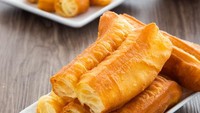 Youtiao merupakan gorengan berbahan dasar adonan tepung terigu yang gurih. Gorengan asal China ini juga populer di Singapura. Di Indonesia juga populer, dikenal dengan nama cakwe. Foto: Getty Images/iStockphoto