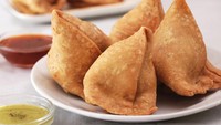 India juga memiliki gorengan populer bernama samosa. Berupa kulit berbahan dasar tepung terigu yang diberikan isian sayur atau daging kambing kari berbentuk segitiga. Foto: Getty Images/iStockphoto