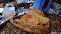 Salah satu menu yang paling banyak dicari adalah nangka goreng dan ubi. Katanya, ada racikan tepung khas yang membuat gorengannya menjadi renyah tahan lama. Foto: detikcom