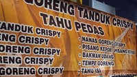 Kiosnya bernama Pisang Goreng Tanduk Crispy Pak Sadi. Lokasinya di Jalan Cempaka Putih Barat tepat di seberang apotek Kimia Farma Cempaka Putih. Foto: detikcom