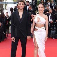 Hiba pun menguasai cukup banyak bahasa, yakni Spanyol, Arab, Prancis, Inggris, dan Italia. Dikatakan Hiba yang mengajari suaminya bahasa Prancis ketika pindah ke PSG. Foto: Instagram @hiba_abouk