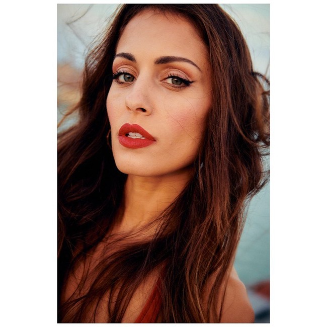 Wanita 36 tahun tersebut dikenal sebagai sosok yang pintar. Wanita tersebut mempelajari filologi Arab dan memiliki gelar lisensiat dalam jurusan drama. Foto: Instagram @hiba_abouk