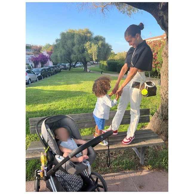 Tapi di tengah kesibukan, Hiba tentu memprioritaskan anak-anaknya. Aku selalu seorang ibu bahkan ketika aku bekerja dan syuting dan melakukan apa yang aku lakukan. Aku suka menghabiskan malam dalam satu atap dengan anak-anakku, ujarnya.Foto: Instagram @hiba_abouk