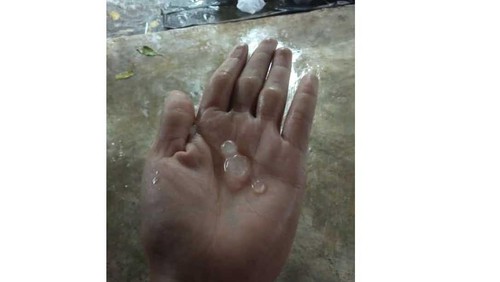 Hujan es terjadi di Kota Mataram, Sabtu (10/12/2022). Foto: IST.