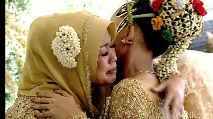 Ibunda Erina menangis di momen sungkeman