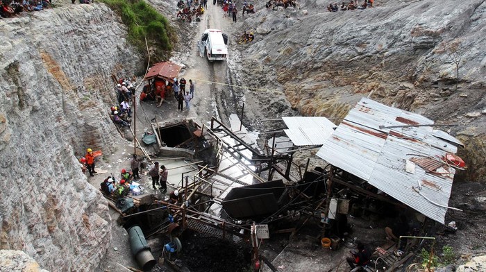Ledakan tambang batu bara terjadi di Sawahlunto, Sumatera Barat, Jumat (10/12) kemarin. Ledakan itu terjadi pada lubang nomor DC 02 tambang batu bara bawah tanah PT Nusa Alam Lestari.