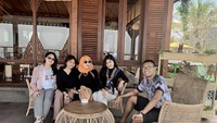 Kalau ini ketika Shania Gudono dan keluarga Gudono menikmati momen bersama di restoran mewah bernama Enam Langit by Plataran, Magelang. Foto: Instagram @shaniagudono