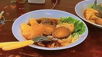 Ketika Shania berada di Kota Solo pun, ia tak lupa mencoba makanan khas sana berupa selat solo nih. Terlihat enak ya? Foto: Instagram @shaniagudono