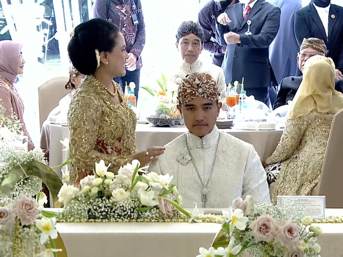 Iriana, istri Presiden Jokowi, mendatangi putranya, Kaesang Pangarep yang hendak menjalankan akad nikah di Pendopo Agung Kedaton Ambarrukmo, Royal Ambarrukmo (YouTube Presiden Joko Widodo)