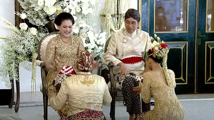 Iriana Jokowi tersenyum semringah saat Kaesang Pangarep dan istrinya Erina Gudono sungkeman, Sabtu (10/12/2022)