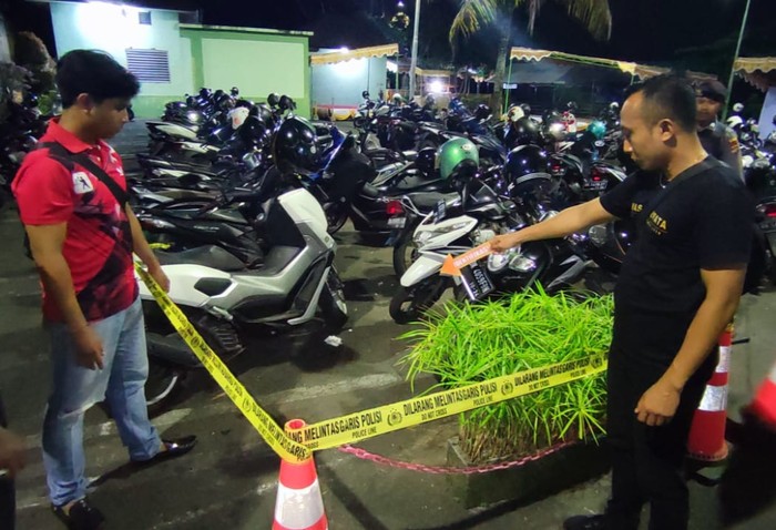 Jajaran Polsek Bebandem melakukan olah TKP di parkiran Rumah Sakit Balimed tempat hilangnya sepeda motor Honda Supra X. (Foto: Istimewa)