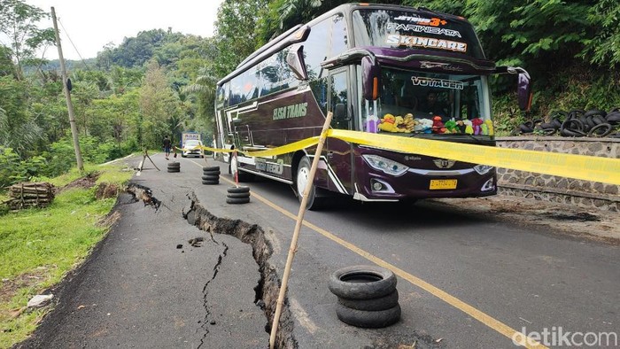 Jalan penghubung Ciamis-Cirebon yang ambles.