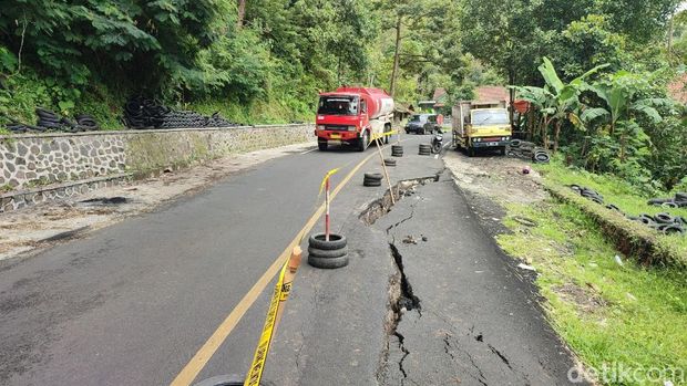 Jalan penghubung Ciamis-Cirebon yang ambles.