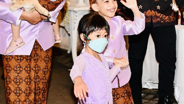 Jan Ethes bergaya ala among tamu saat midodareni Erina calon istri Kaesang, Jumat (10/12/2022).