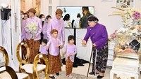 Jan Ethes dan Sedah Mirah menirukan gaya layaknya among tamu atau penyambut tamu. Foto: Laily Rachev/Tim Media Pernikahan Erina-Kaesang