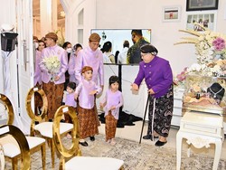 Jan Ethes dan Sedah Mirah menirukan gaya layaknya among tamu atau penyambut tamu. Foto: Laily Rachev/Tim Media Pernikahan Erina-Kaesang