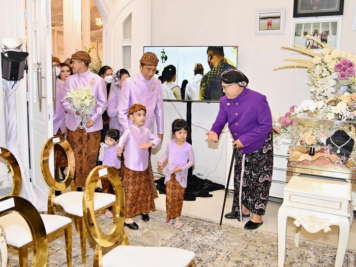 Jan Ethes bergaya ala among tamu saat midodareni Erina calon istri Kaesang, Jumat (10/12/2022).