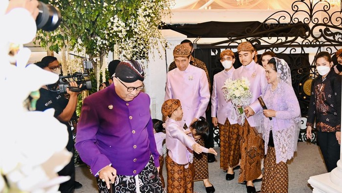Jan Ethes bergaya ala among tamu saat midodareni Erina calon istri Kaesang, Jumat (10/12/2022).