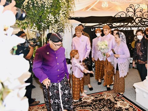 Jan Ethes bergaya ala among tamu saat midodareni Erina calon istri Kaesang, Jumat (10/12/2022).