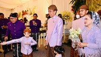 Jan Ethes menirukan gaya penyambut tamu atau among tamu. Foto: Laily Rachev/Tim Media Pernikahan Erina-Kaesang