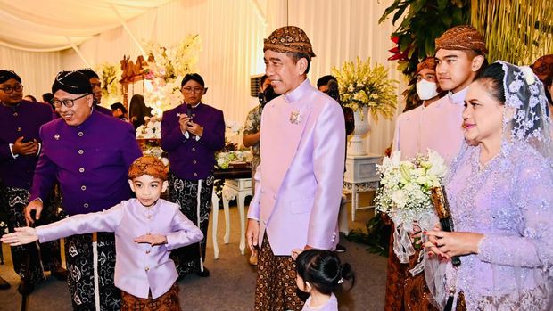 Jan Ethes bergaya ala among tamu saat midodareni Erina calon istri Kaesang, Jumat (10/12/2022).