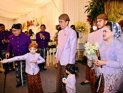 Jan Ethes menirukan gaya penyambut tamu atau among tamu. Foto: Laily Rachev/Tim Media Pernikahan Erina-Kaesang