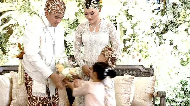 Jan Ethes dan Sedah Mirah serahkan cincin ke Kaesang dan Erina, Sabtu (10/12/2022).