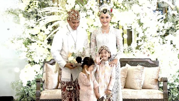 Jan Ethes dan Sedah Mirah serahkan cincin ke Kaesang dan Erina, Sabtu (10/12/2022).