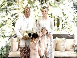 Jan Ethes dan Sedah Mirah serahkan cincin ke Kaesang dan Erina, Sabtu (10/12/2022). Foto: dok. Tangkapan Layar Youtube Jokowi