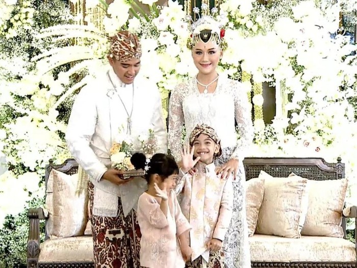 Jan Ethes dan Sedah Mirah serahkan cincin ke Kaesang dan Erina, Sabtu (10/12/2022).