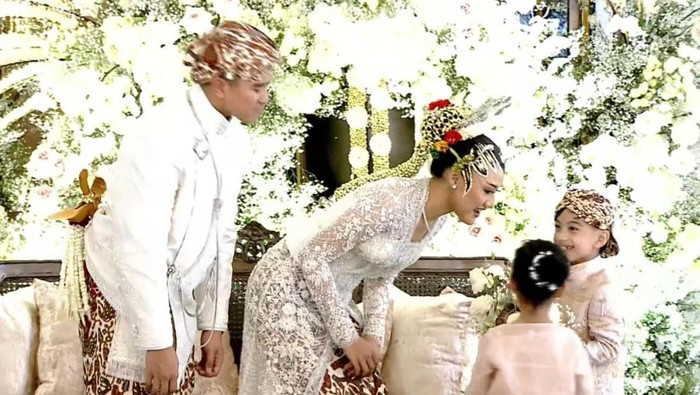 Jan Ethes dan Sedah Mirah serahkan cincin ke Kaesang dan Erina, Sabtu (10/12/2022).