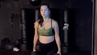 Workout pregnancy, aku biasa menggunakan barbel dengan berat 2 kilogram di rumah. Kalau di tempat gym menggunakan barbel yang beratnya 5 kilogram, ujarnya. (Foto: Instagram @jenniferbachdim)