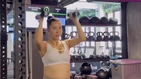 Istri pesepakbola Irfan Bachdim ini juga masih kuat melakukan beberapa sesi latihan di pusat kebugaran. (Foto: Instagram @jenniferbachdim)