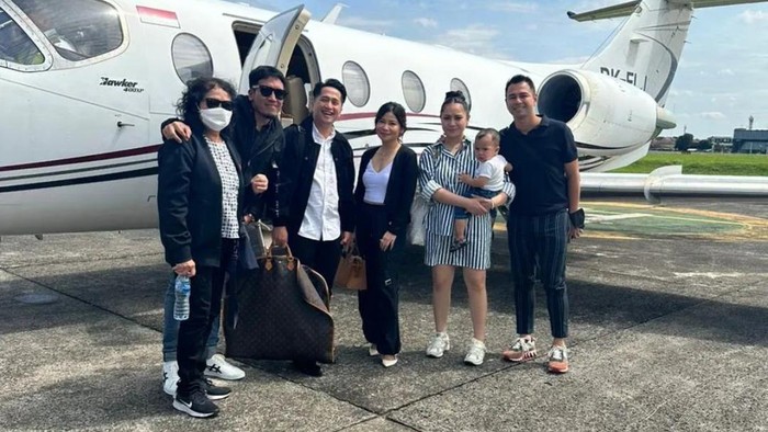 Irfan Hakim, Desta, Raffi Ahmad dan Nagita Slavina saat berpose di depat jet pribadi.