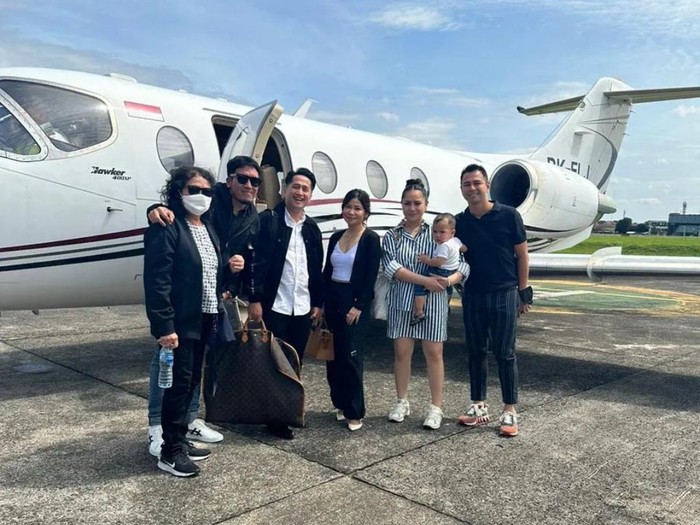 Irfan Hakim, Desta, Raffi Ahmad dan Nagita Slavina saat berpose di depat jet pribadi.