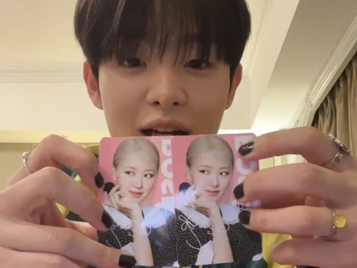 Jihoon TREASURE pamer photocard Oreo BLACKPINK Jihoon TREASURE pamer photocard Oreo BLACKPINK