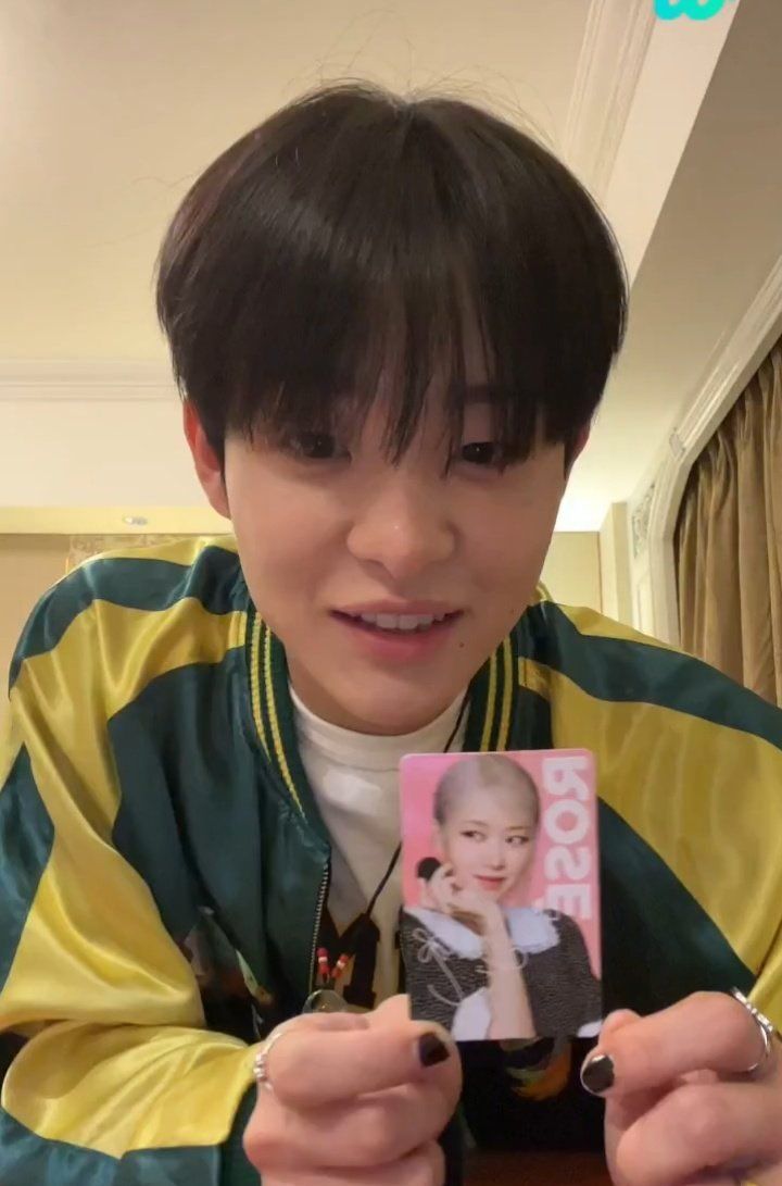 Jihoon TREASURE pamer photocard Oreo BLACKPINK