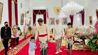 Momen ketika Presiden Joko Widodo merayu Panembahan Al Nahyan Nasution untuk mau pakai beskap dan berakhir mengalah. Terlihat Al Nahyan tetap memegang dot. Foto: (Dok. Istimewa)