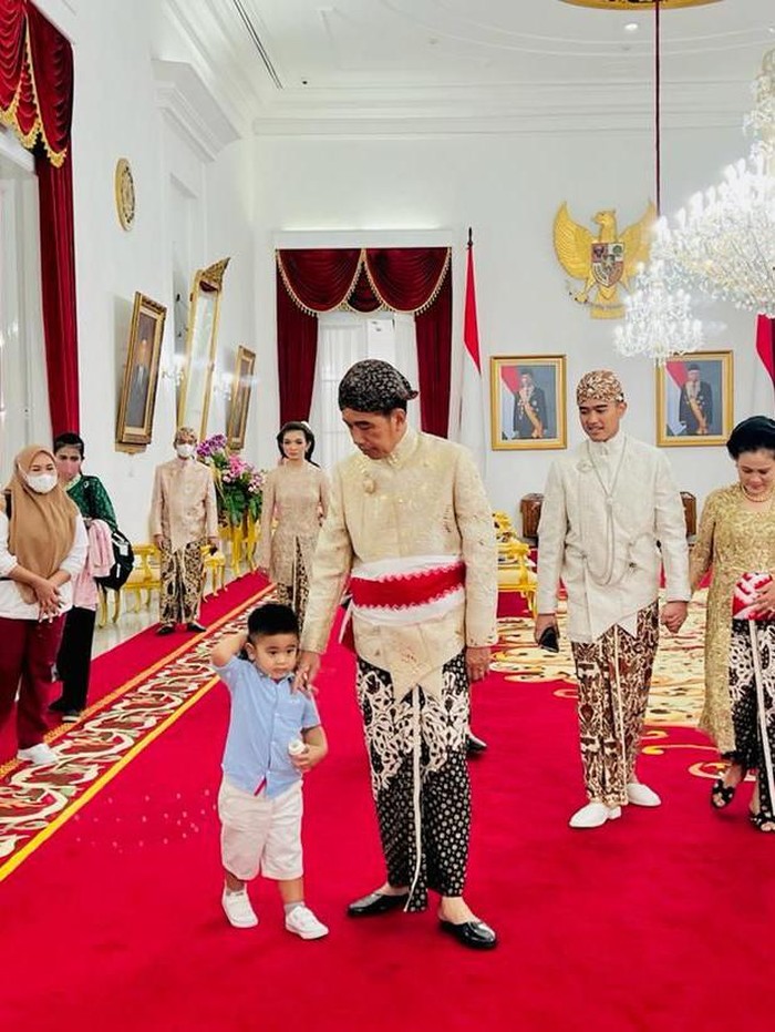 Jokowi dan cucu keempatnya Al Nahyan sebelum menuju akad nikah Kaesang Jokowi dan cucu keempatnya Al Nahyan sebelum menuju akad nikah Kaesang