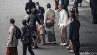 Di akad nikah ini, Kaesang tampak mengenakan busana adat Jawa berwarna putih serta blangkon di kepalanya.