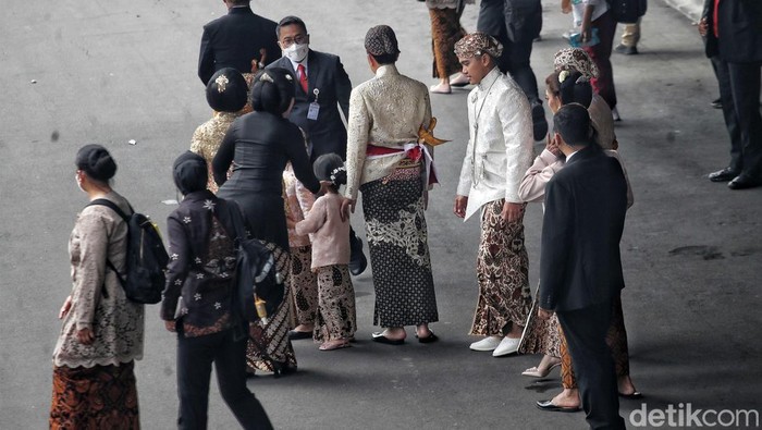 Presiden Joko Widodo (Jokowi) tiba di lokasi akad nikah putra bungsunya, Kaesang Pangarep dan Erina Sofia Gudono di Pendopo Agung Kedaton Ambarrukmo, DIY, Sabtu (10/12).