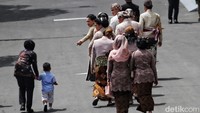 Jokowi dan keluarga berjalan menuju lokasi akad nikah Kaesang dan Erina.